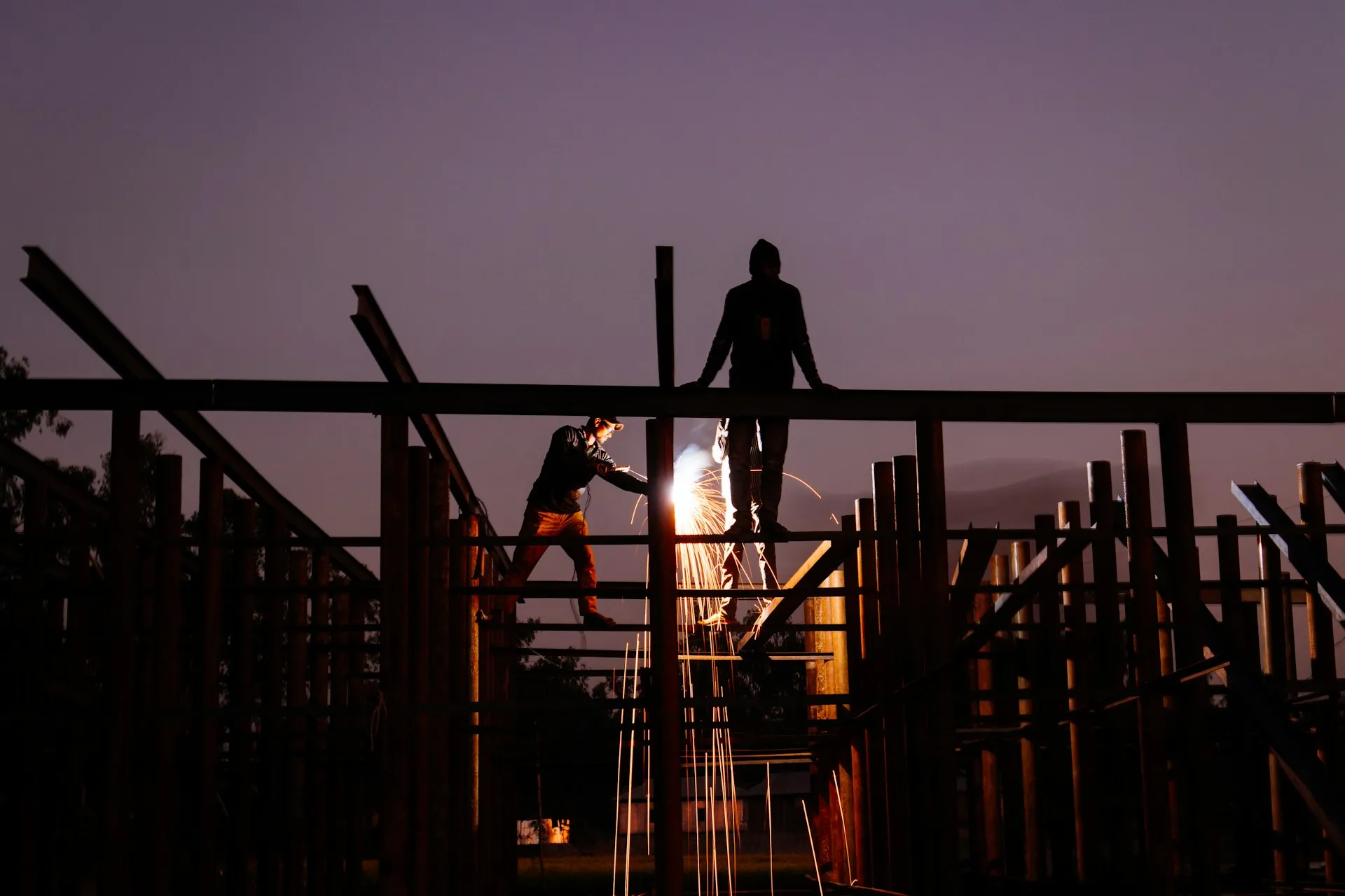 Ouvrier de chantier travaillant de nuit